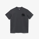 半袖 パフォーマンス Tシャツ BTS × MLB Black Swan ニューヨーク・ヤンキース チャコール レギュラーフィット - 13281618-S | NEW ERA ニューエラ公式オンラインストア