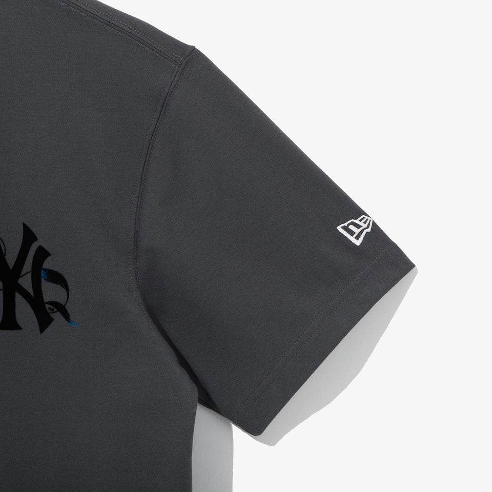 半袖 パフォーマンス Tシャツ BTS × MLB Black Swan ニューヨーク・ヤンキース チャコール レギュラーフィット - 13281618-S | NEW ERA ニューエラ公式オンラインストア