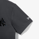 半袖 パフォーマンス Tシャツ BTS × MLB Black Swan ニューヨーク・ヤンキース チャコール レギュラーフィット - 13281618-S | NEW ERA ニューエラ公式オンラインストア