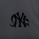 半袖 パフォーマンス Tシャツ BTS × MLB Black Swan ニューヨーク・ヤンキース チャコール レギュラーフィット - 13281618-S | NEW ERA ニューエラ公式オンラインストア