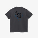 半袖 パフォーマンス Tシャツ BTS × MLB Black Swan ニューヨーク・ヤンキース チャコール レギュラーフィット - 13281618-S | NEW ERA ニューエラ公式オンラインストア