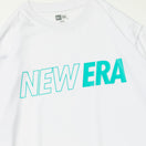 長袖 テック Tシャツ Chest Logo ホワイト × ティント【Performance Apparel】 - 13516862-S | NEW ERA ニューエラ公式オンラインストア
