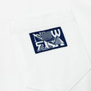 半袖 コットン ポケット Tシャツ ERIC ELMS エリック・エルムズ タイポグラフィー ホワイト レギュラーフィット - 13075169-S | NEW ERA ニューエラ公式オンラインストア