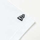 半袖 パフォーマンス Tシャツ Flag and Wordmark ホワイト レギュラーフィット - 14121828-S | NEW ERA ニューエラ公式オンラインストア