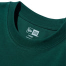 半袖 コットン Tシャツ Flag Logo Mid フラッグロゴ ダークグリーン × ホワイト レギュラーフィット - 13516789-S | NEW ERA ニューエラ公式オンラインストア