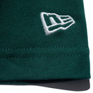 半袖 コットン Tシャツ Flag Logo Mid フラッグロゴ ダークグリーン × ホワイト レギュラーフィット - 13516789-S | NEW ERA ニューエラ公式オンラインストア