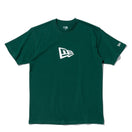 半袖 コットン Tシャツ Flag Logo Mid フラッグロゴ ダークグリーン × ホワイト レギュラーフィット - 13516789-S | NEW ERA ニューエラ公式オンラインストア