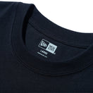 半袖 コットン Tシャツ Flag Logo Mid フラッグロゴ ブラック × ホワイト レギュラーフィット - 13534575-S | NEW ERA ニューエラ公式オンラインストア