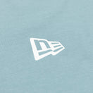 長袖 コットン Tシャツ Flag Logo Mini フラッグロゴミニ スレート レギュラーフィット - 13330966-S | NEW ERA ニューエラ公式オンラインストア