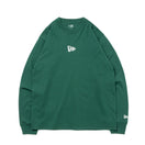 長袖 コットン Tシャツ Flag Logo Mini フラッグロゴミニ ダークグリーン レギュラーフィット - 13330967-S | NEW ERA ニューエラ公式オンラインストア