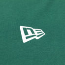 長袖 コットン Tシャツ Flag Logo Mini フラッグロゴミニ ダークグリーン レギュラーフィット - 13330967-S | NEW ERA ニューエラ公式オンラインストア