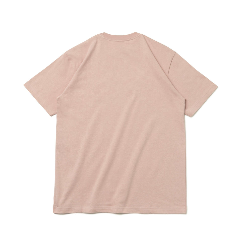 半袖 コットン Tシャツ Flag Logo Mini フラッグロゴ ラスティーピンク レギュラーフィット - 13516785-S | NEW ERA ニューエラ公式オンラインストア