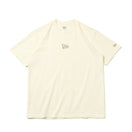 半袖 コットン Tシャツ Flag Logo Mini フラッグロゴ オフホワイト レギュラーフィット - 13516786-S | NEW ERA ニューエラ公式オンラインストア