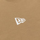 長袖 コットン Tシャツ Flag Logo Mini カーキ レギュラーフィット - 13755426-S | NEW ERA ニューエラ公式オンラインストア