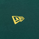 長袖 コットン Tシャツ Flag Logo Mini ダークグリーン レギュラーフィット - 13755427-S | NEW ERA ニューエラ公式オンラインストア