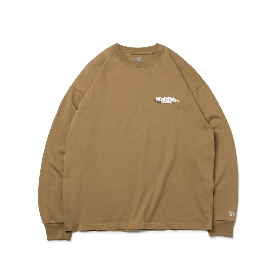 長袖 オーバーサイズド コットン Tシャツ Graffiti カーキ - 13755396-S | NEW ERA ニューエラ公式オンラインストア