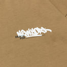 長袖 オーバーサイズド コットン Tシャツ Graffiti カーキ - 13755396-S | NEW ERA ニューエラ公式オンラインストア