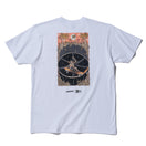 半袖 コットン Tシャツ KENTARO YOSHIDA ポスター アートワーク ホワイト レギュラーフィット - 12887607-S | NEW ERA ニューエラ公式オンラインストア
