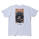 半袖 コットン Tシャツ KENTARO YOSHIDA ポスター アートワーク ホワイト レギュラーフィット - 12887607-S | NEW ERA ニューエラ公式オンラインストア