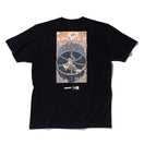 半袖 コットン Tシャツ KENTARO YOSHIDA ポスター アートワーク ブラック レギュラーフィット - 12887608-S | NEW ERA ニューエラ公式オンラインストア