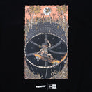 半袖 コットン Tシャツ KENTARO YOSHIDA ポスター アートワーク ブラック レギュラーフィット - 12887608-S | NEW ERA ニューエラ公式オンラインストア