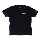 半袖 コットン Tシャツ KENTARO YOSHIDA ポスター アートワーク ブラック レギュラーフィット - 12887608-S | NEW ERA ニューエラ公式オンラインストア