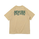 半袖 ヘビーウェイト コットン Tシャツ Mirror Logo ベージュ × ダークグリーン - 13516814-S | NEW ERA ニューエラ公式オンラインストア
