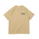 半袖 ヘビーウェイト コットン Tシャツ Mirror Logo ベージュ × ダークグリーン - 13516814-S | NEW ERA ニューエラ公式オンラインストア