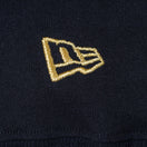 長袖 コットンTシャツ NEW ERA 100周年 マルチロゴ フロント ブラック × メタリックゴールド レギュラーフィット - 12718237-S | NEW ERA ニューエラ公式オンラインストア
