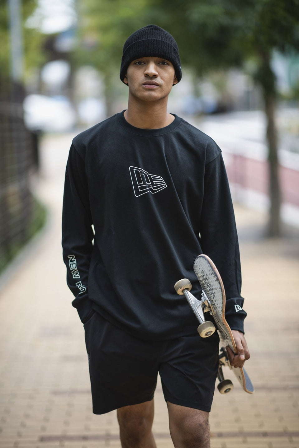 長袖 パフォーマンス Tシャツ アウトラインフラッグ & ワードマークスリーブ ブラック 【NEW ERA WORKOUT】 - 12375730-XS | NEW ERA ニューエラ公式オンラインストア