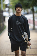 長袖 パフォーマンス Tシャツ アウトラインフラッグ & ワードマークスリーブ ブラック 【NEW ERA WORKOUT】 - 12375730-XS | NEW ERA ニューエラ公式オンラインストア