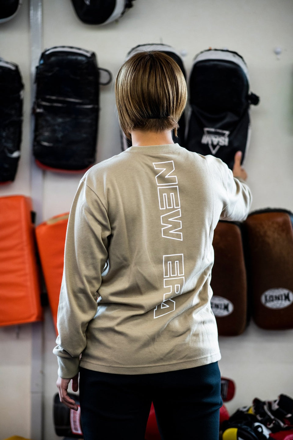 長袖 パフォーマンス Tシャツ リア ニューエラワードマーク カーキ 【NEW ERA WORKOUT】 - 12579428-XS | NEW ERA ニューエラ公式オンラインストア