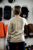 長袖 パフォーマンス Tシャツ リア ニューエラワードマーク カーキ 【NEW ERA WORKOUT】 - 12579428-XS | NEW ERA ニューエラ公式オンラインストア