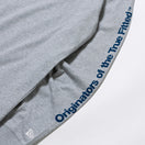 長袖 コットン Tシャツ Originators of the True Fitted グレー × ネイビー レギュラーフィット - 12542685-S | NEW ERA ニューエラ公式オンラインストア