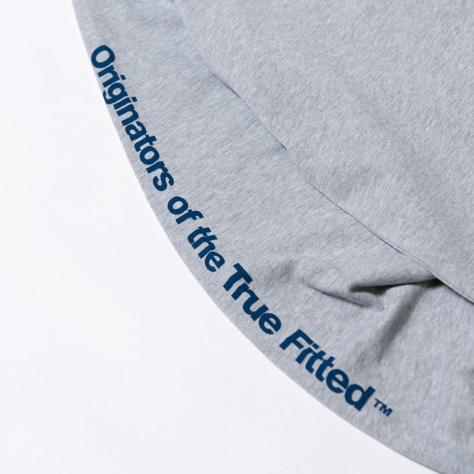 長袖 コットン Tシャツ Originators of the True Fitted グレー × ネイビー レギュラーフィット - 12542685-S | NEW ERA ニューエラ公式オンラインストア