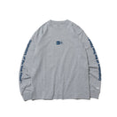 長袖 コットン Tシャツ Originators of the True Fitted グレー × ネイビー レギュラーフィット - 12542685-S | NEW ERA ニューエラ公式オンラインストア