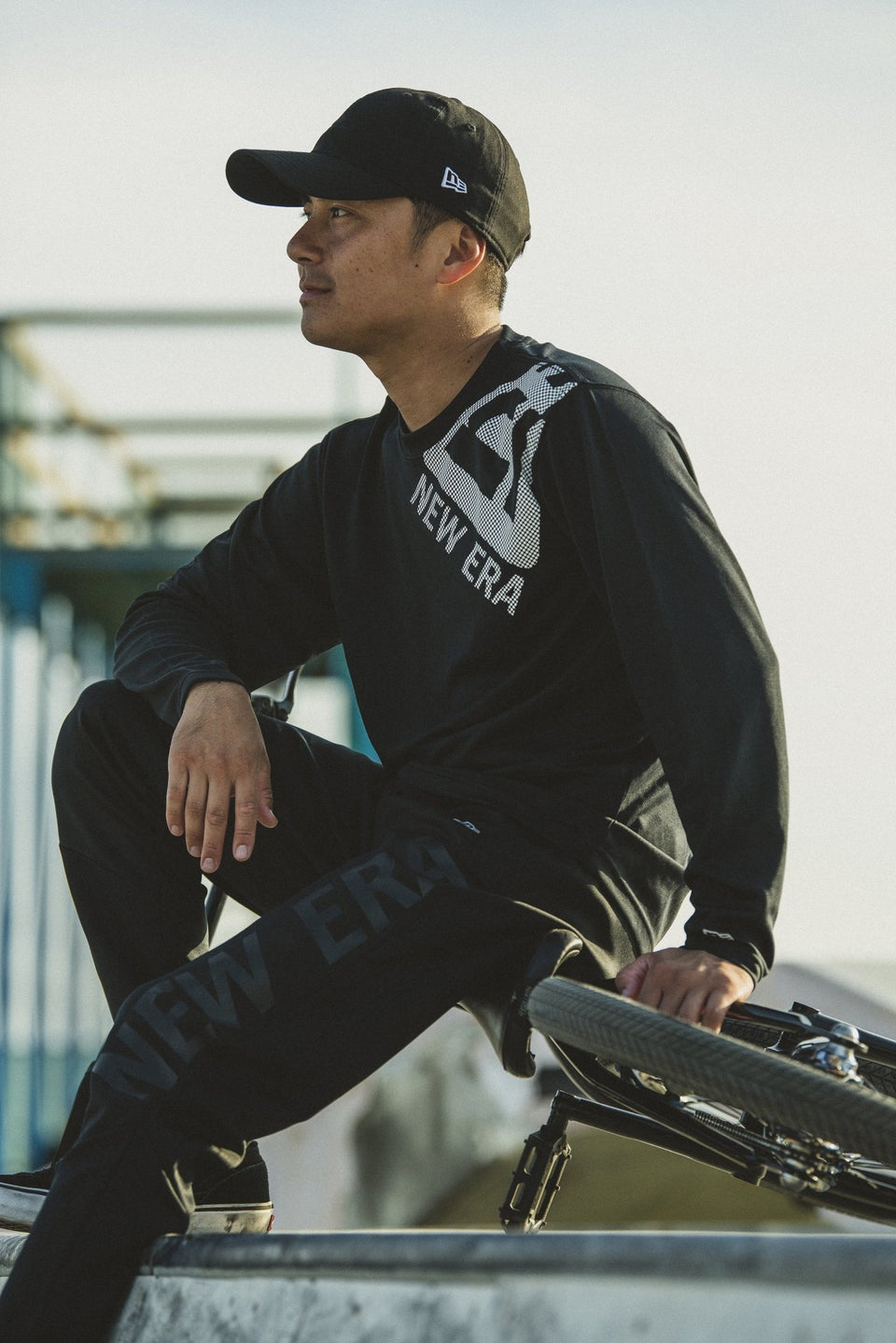 長袖 テックTシャツ ドットフラッグ ショルダー ブラック × ホワイト 【 Performance Apparel 】 - 12375728-XS | NEW ERA ニューエラ公式オンラインストア