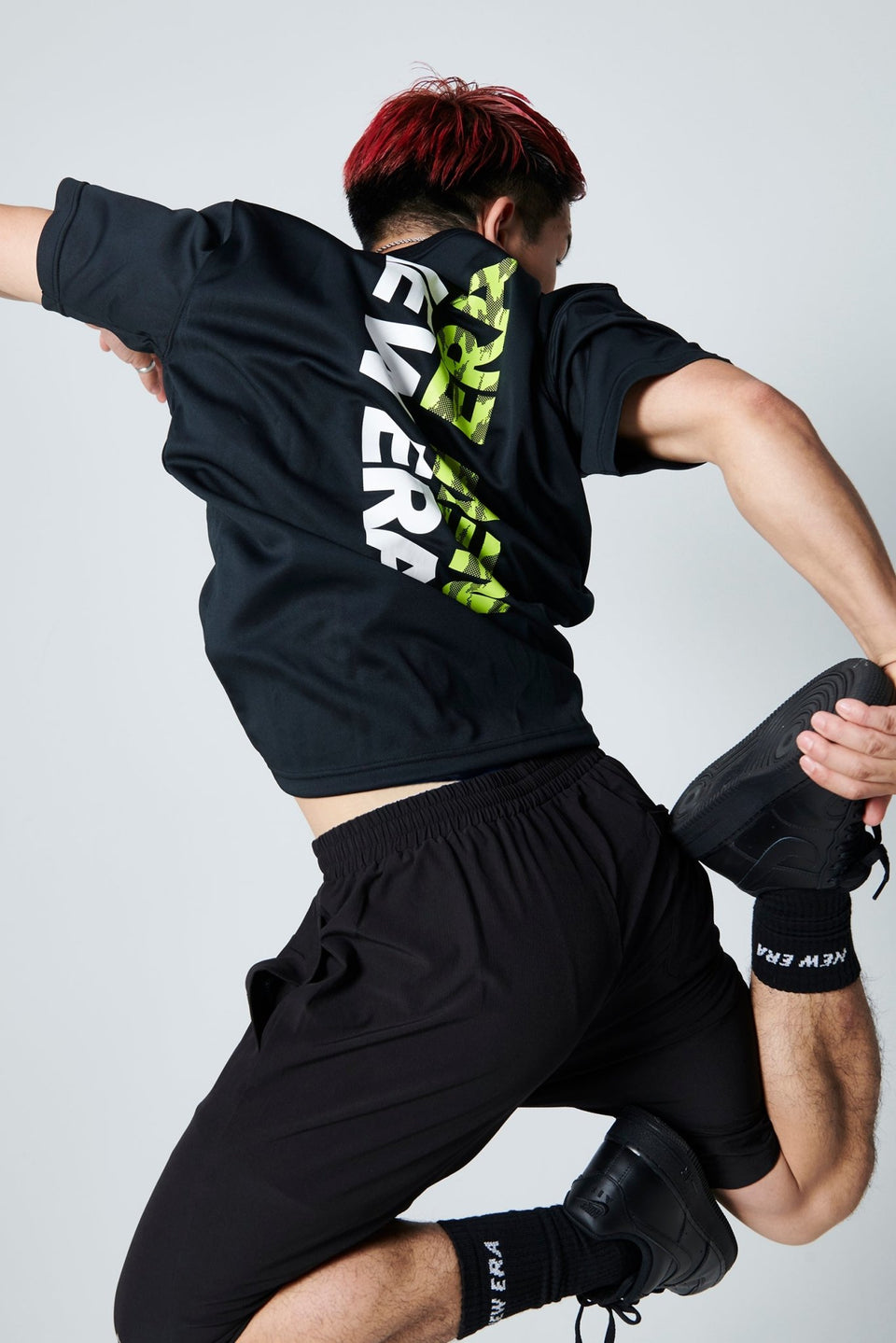 半袖 テック Tシャツ リア バーチカルロゴ ブラック【 Performance Apparel 】 - 13264243-S | NEW ERA ニューエラ公式オンラインストア