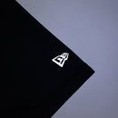 半袖 テックTシャツ ペイズリー バーチカルロゴ ブラック 【 Performance Apparel 】 - 13697247-S | NEW ERA ニューエラ公式オンラインストア