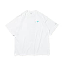 半袖 オーバーサイズド パフォーマンス Tシャツ Rear Vertical Logo バーチカルロゴ ホワイト/ティント【Performance Apparel】 - 13516844-S | NEW ERA ニューエラ公式オンラインストア