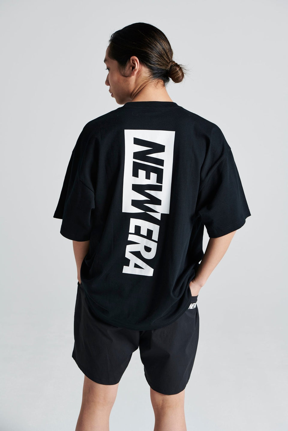 半袖 オーバーサイズド パフォーマンス Tシャツ Rear Vertical Logo ...