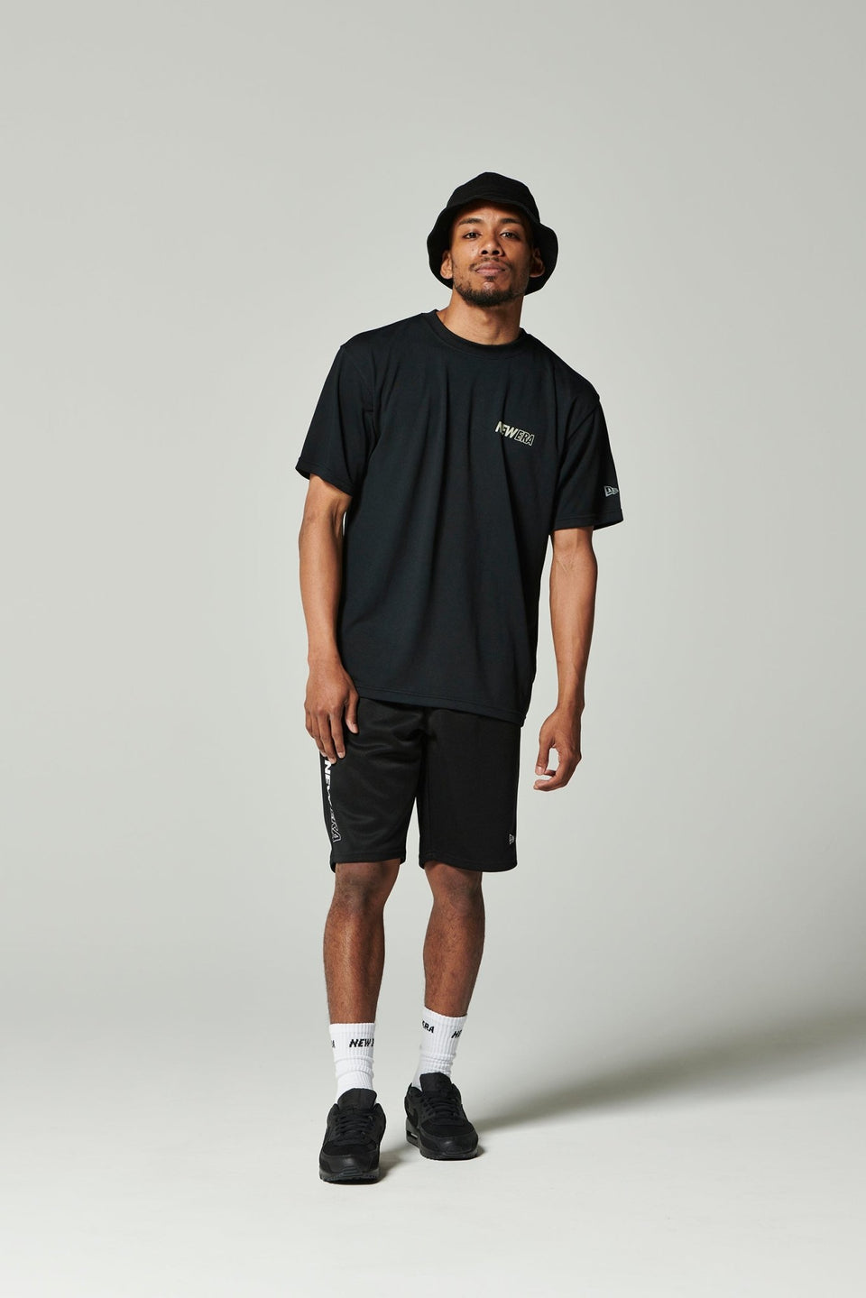 半袖 テック Tシャツ Rear Vertical Logo ブラック【 Performance Apparel 】 - 13755356-S | NEW ERA ニューエラ公式オンラインストア