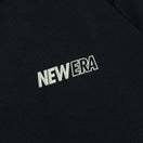 長袖 テック Tシャツ Rear Vertical Logo ブラック【 Performance Apparel 】 - 13755363-S | NEW ERA ニューエラ公式オンラインストア