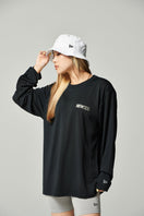 長袖 テック Tシャツ Rear Vertical Logo ブラック【 Performance Apparel 】 - 13755363-S | NEW ERA ニューエラ公式オンラインストア