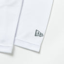 長袖 テック Tシャツ Rear Vertical Logo ホワイト × ブラック【 Performance Apparel 】 - 13755364-S | NEW ERA ニューエラ公式オンラインストア