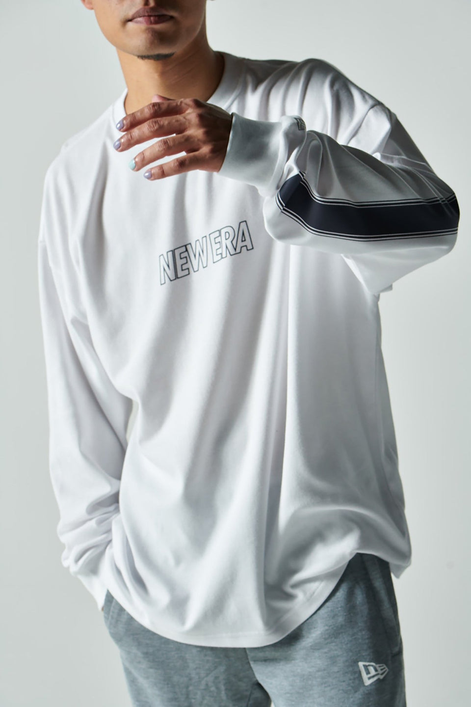 長袖 オーバーサイズド パフォーマンス Tシャツ Sleeve Line ホワイト × ネイビー 【 Performance Apparel 】 - 14121995-S | NEW ERA ニューエラ公式オンラインストア