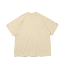 半袖 オーバーサイズド ドロップショルダー Tシャツ The Origin グレージュ × ブラウン - 13516727-S | NEW ERA ニューエラ公式オンラインストア