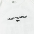 半袖 コットン Tシャツ USコットン Aim For The Highest ホワイト レギュラーフィット 【ニューエラ アウトドア】 - 13061529-S | NEW ERA ニューエラ公式オンラインストア