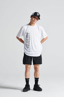 半袖 テック Tシャツ Vertical Dot Logo ホワイト【Performance Apparel】 - 13516829-S | NEW ERA ニューエラ公式オンラインストア