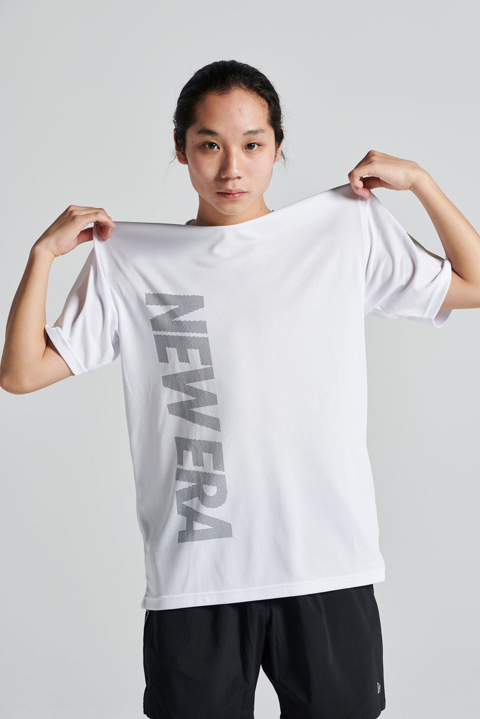 半袖 テック Tシャツ Vertical Dot Logo ホワイト【Performance Apparel】 - 13516829-S | NEW ERA ニューエラ公式オンラインストア